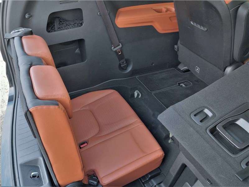 Фото KIA Carnival - Вообще, вариантов трансформации третьего ряда в Kia Carnival множество. Один из них — такой 