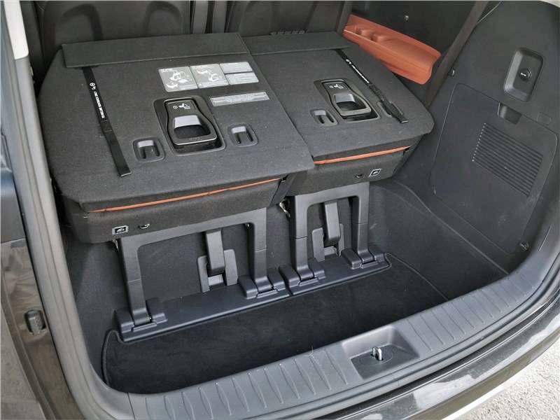 Фото KIA Carnival - Если извлечь из подполья кресла третьего ряда, но не раскладывать их, можно получить глубокую нишу и перевезти даже высокие комнатные растения