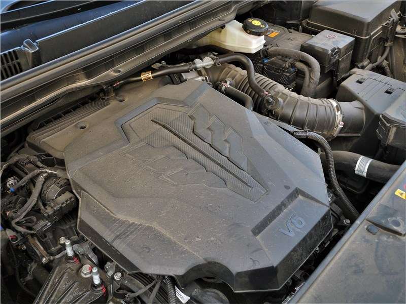 Фото KIA Carnival - Экран двигателя расположен продольно,...