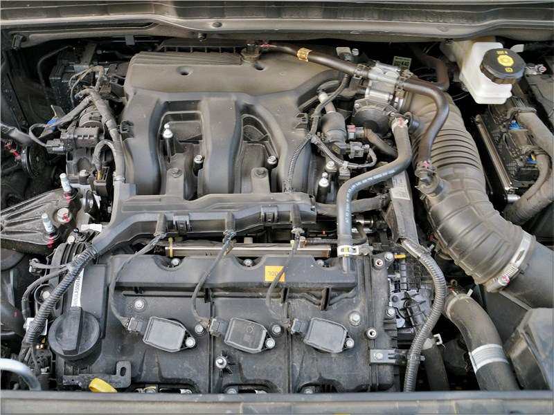 Фото KIA Carnival - ...но снимаем его — и убеждаемся, что V-образный 3,5-литровый 249-сильный мотор имеет поперечное расположение