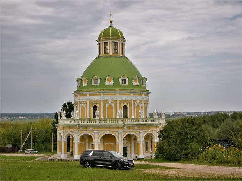 Фото KIA Carnival - Часть фото сделана в ходе поездки в село Подмоклово Тульской области, где расположена уникальная церковь-ротонда 