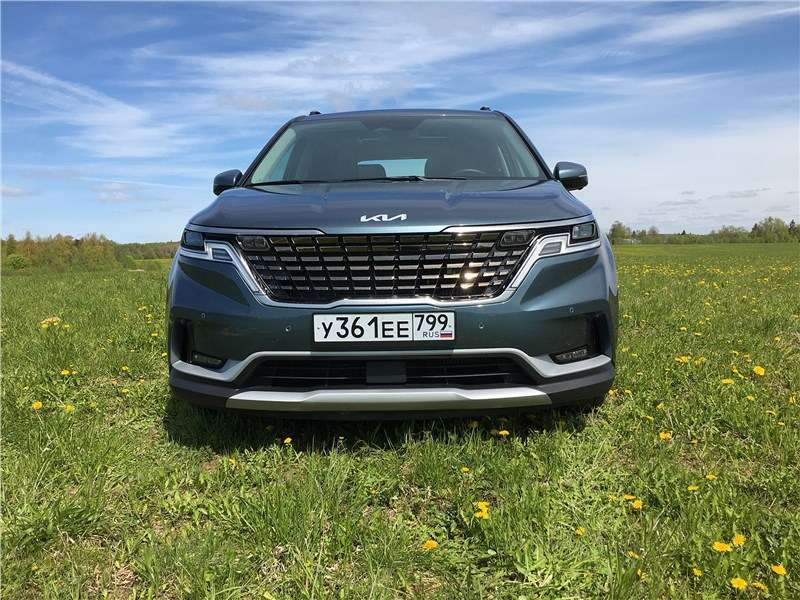 Фото KIA Carnival - Впечатляющая решетка радиатора, футуристические фары. Но новый логотип бренда все-таки читается как «КИ»