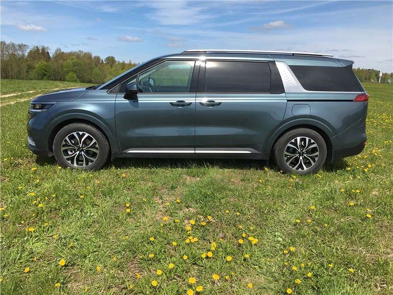 Фото KIA Carnival - Если бы не длинная база, в профиль был бы обычный кроссовер