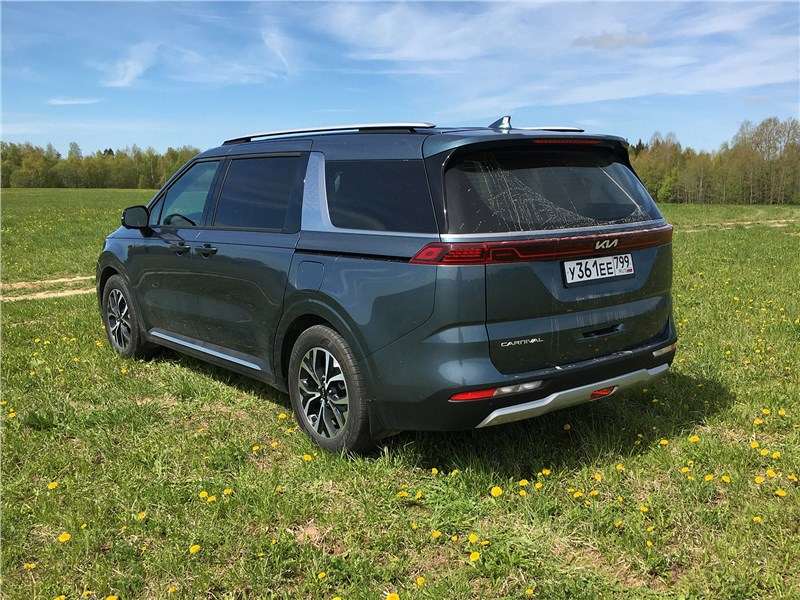 Фото KIA Carnival - Отделка хромом с волнистым рельефом на задней стойке «рифмуется» в интерьере Carnival с накладкой на торпедо – с точно таким же рисунком