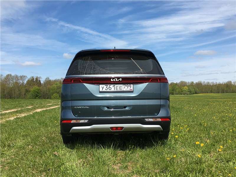 Фото KIA Carnival - Задний стеклоочиститель в нерабочем положении скрыт под спойлером