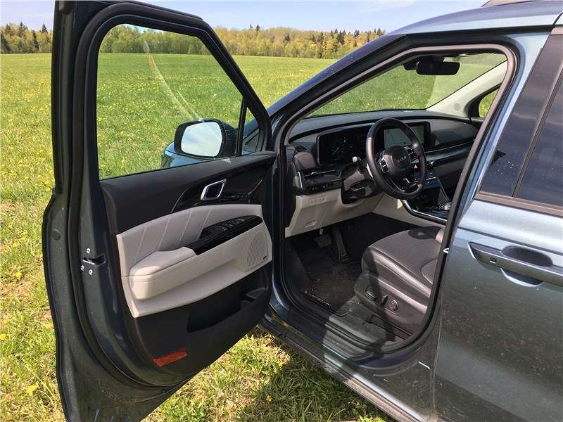 Фото KIA Carnival - Сиденье – на оптимальной высоте, не приходится ни взбираться на него, ни, наоборот, в него падать