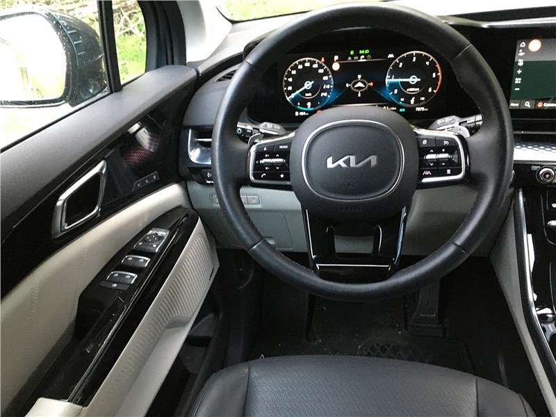 Фото KIA Carnival - Рабочее место водителя хорошо организовано