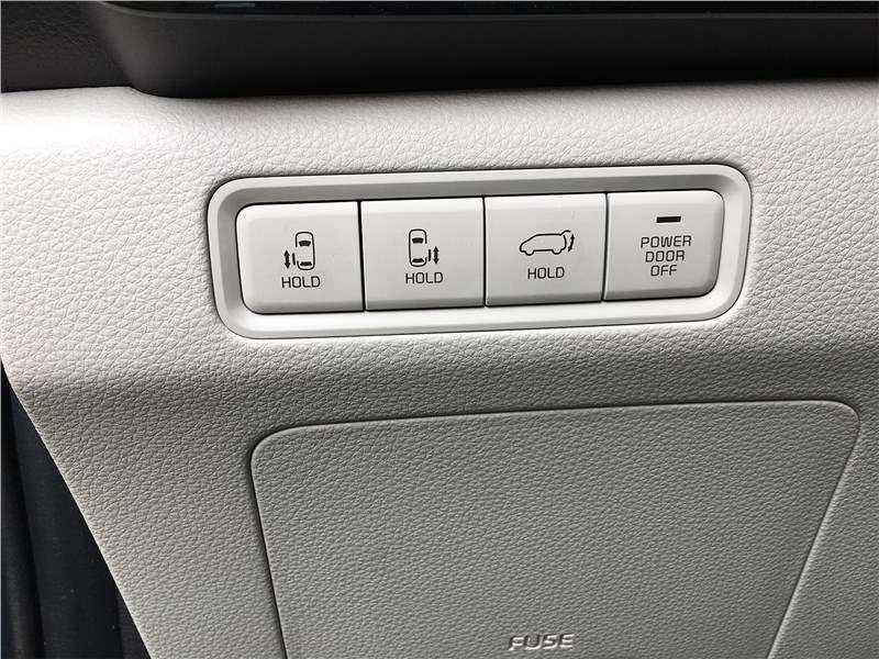 Фото KIA Carnival - Слева под рулем удобно собраны клавиши электроприводов задних дверей и багажника