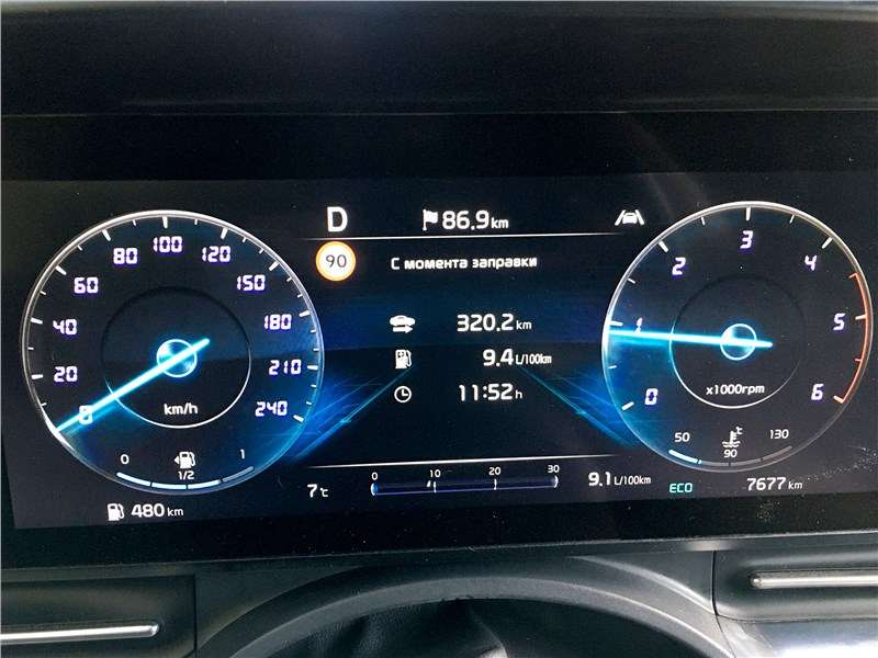 Фото KIA Carnival - Цифровые шкалы приборной панели хорошо читаются, но сам экран в некоторых ракурсах бликует