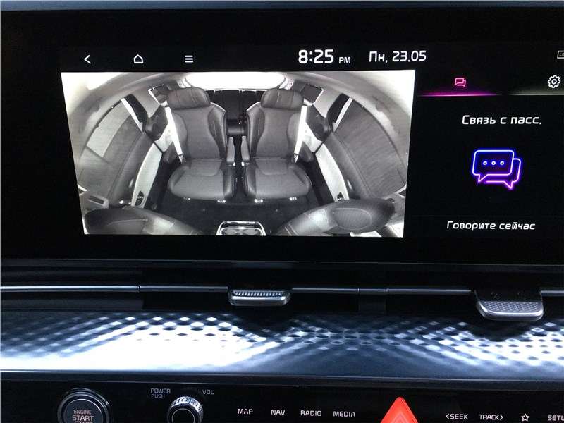 Фото KIA Carnival - Задних пассажиров можно не только услышать, но и увидеть
