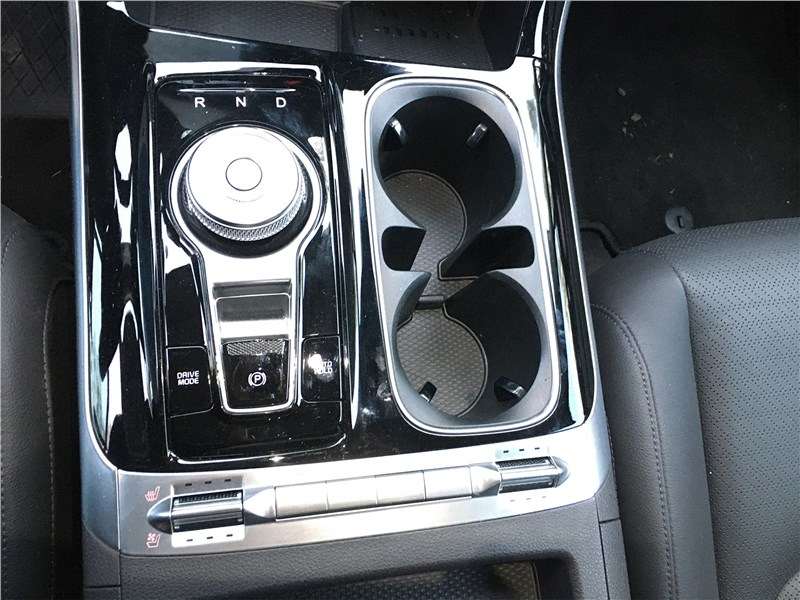 Фото KIA Carnival - Вращение шайбы-селектора режимов АКПП включает D, N и R. Чтобы перейти в режим Parking, нужно нажать кнопку в центре селектора