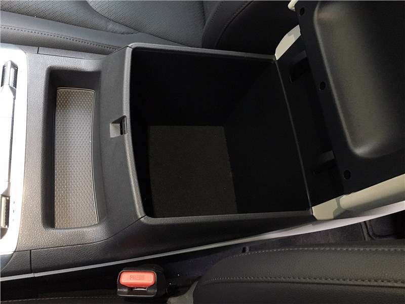 Фото KIA Carnival - Подлокотник бездонный почти по-американски