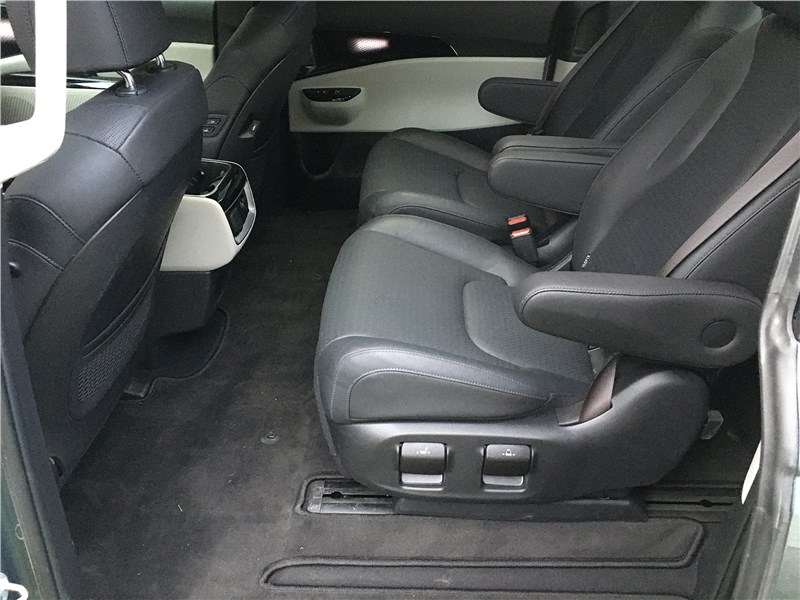 Фото KIA Carnival - Благодаря сдвижным дверям с электроприводом и откидным подлокотникам посадка на задний ряд очень удобна
