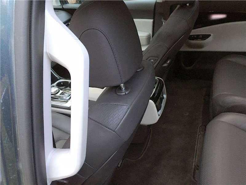 Фото KIA Carnival - Чтобы было совсем удобно, есть мощные ручки