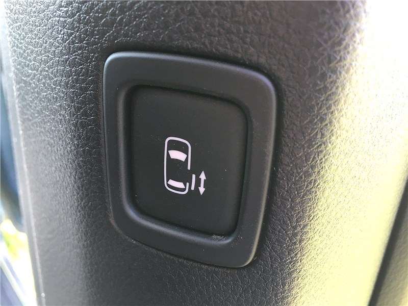 Фото KIA Carnival - Изнутри сдвижная дверь управляется кнопкой на центральной стойке