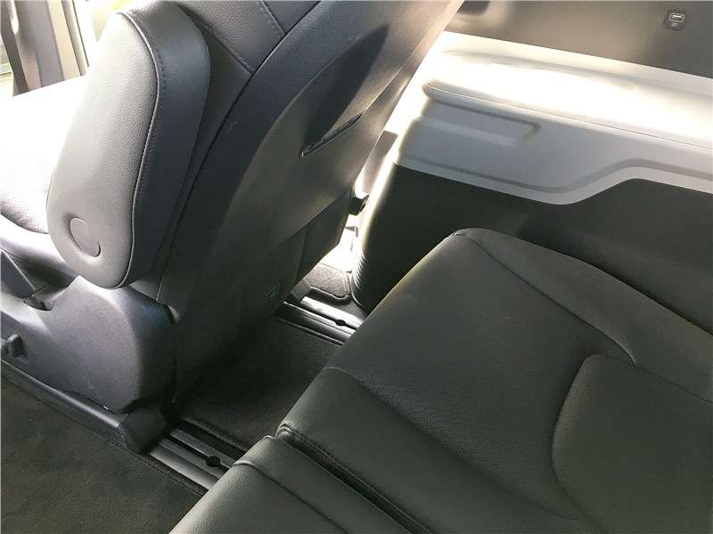 Фото KIA Carnival - Но если будет просторно второму ряду, третьему места в ногах может не хватить