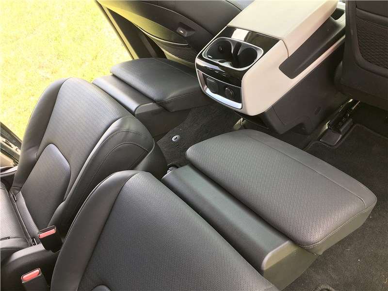 Фото KIA Carnival - И от режима оттоманки на втором ряду будет прок только для правого пассажира, подножка левого кресла упрется в кресло водителя