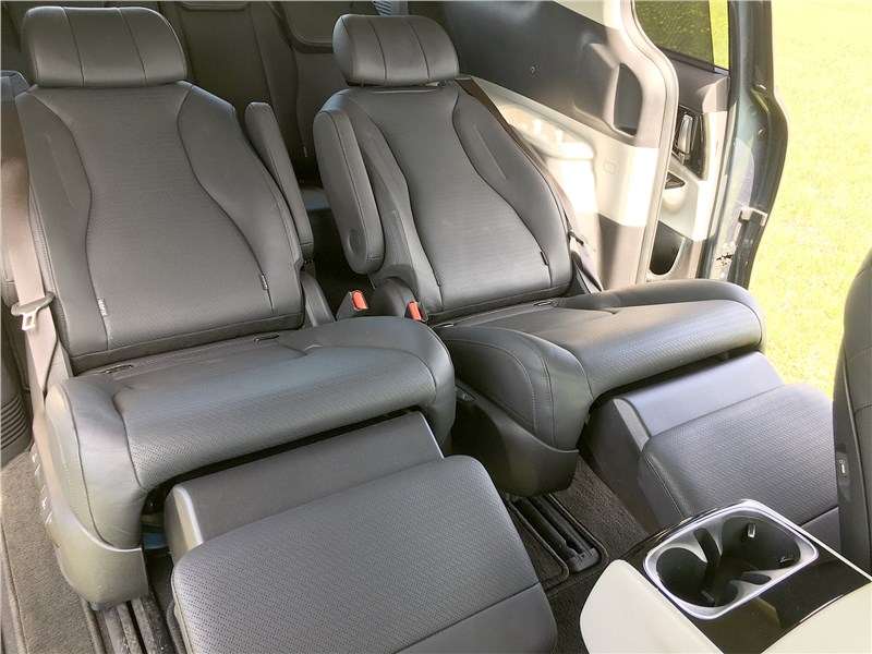 Фото KIA Carnival - Хотя если слева посадить например, ребенка или подростка, царский комфорт можно обеспечить для обеих сторон