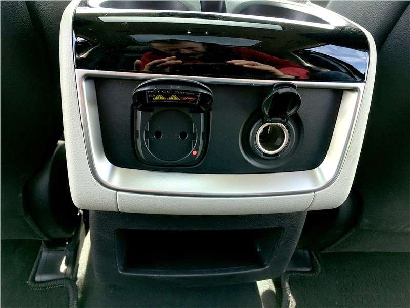 Фото KIA Carnival - На втором ряду есть даже стандартная электрическая розетка