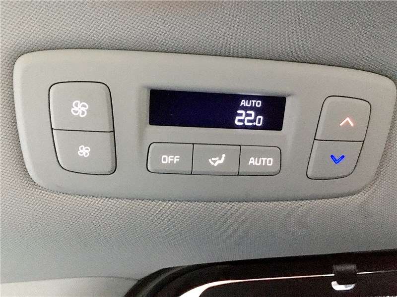 Фото KIA Carnival - А блок управления климатической установкой для второго ряды вынесен на потолок