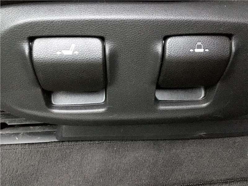 Фото KIA Carnival - Кресла второго ряда перемещаются по рельсами не только в продольном, но и в поперечном направлении.