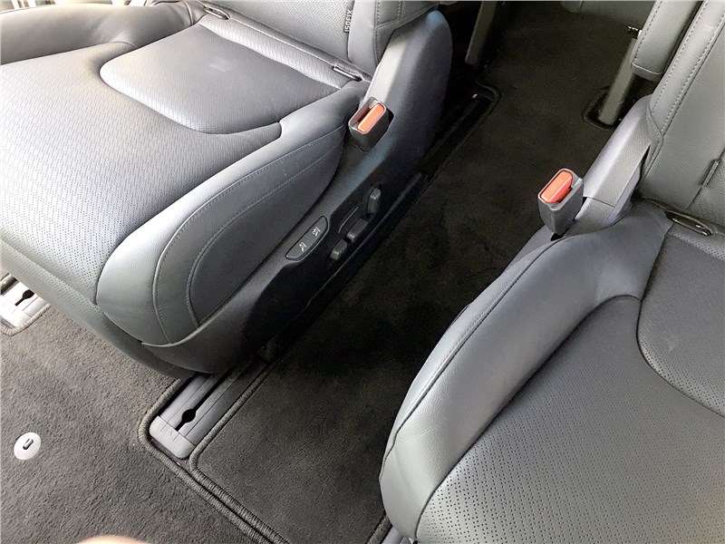 Фото KIA Carnival - И если раздвинуть их к бортам, открывается удобный проход на третий ряд