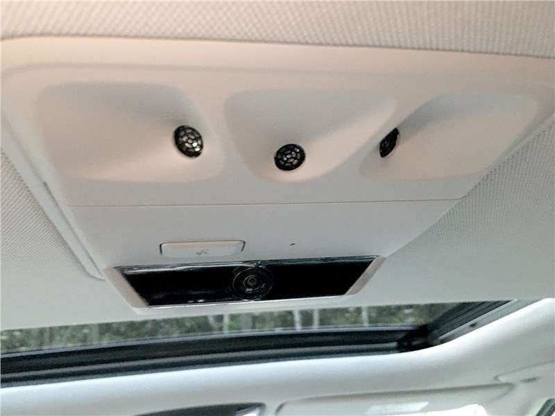 Фото KIA Carnival - В центре потолка – все, что нужно для громкой связи с водителем