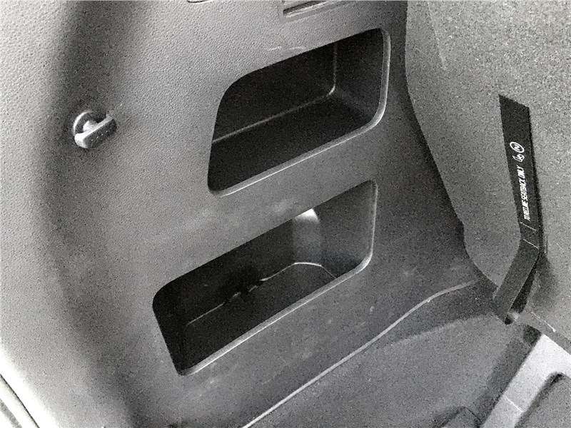 Фото KIA Carnival - Даже при минимальном объема багажника в нем остается доступ к полезным нишам