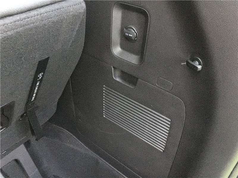 Фото KIA Carnival - А также к розетке и крючкам