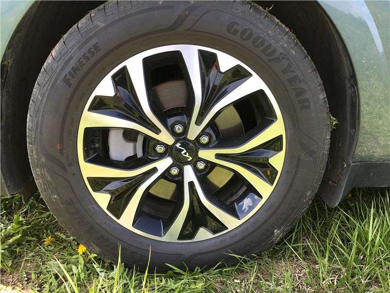 Фото KIA Carnival - Колеса размерности 235/60/18 дают хороший баланс комфорта и управляемости