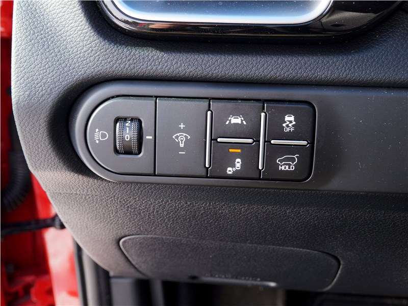 Фото KIA Ceed - Это органы управления слева от рулевого колеса. Честно говоря, контроль полосы при движении с высокой скоростью я бы отключал