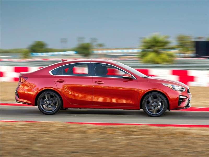 Фото KIA Cerato - Kia Cerato 2019 вид сбоку