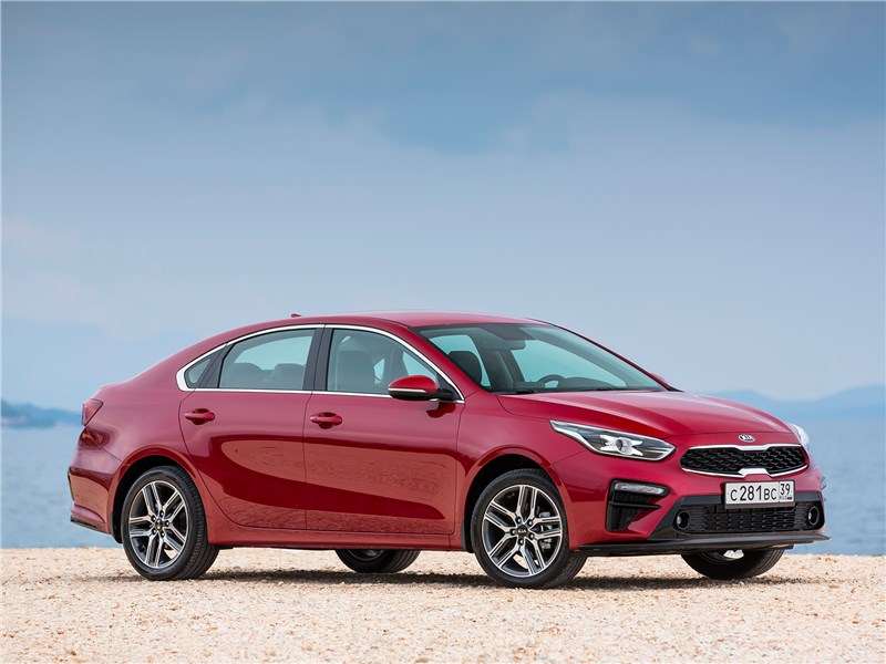 Фото KIA Cerato - Плотная подвеска наделяет седан устойчивостью на прямой и надежным поведением в виражах