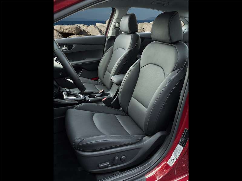 Фото KIA Cerato - Посадка за рулем спортивная, сиденье водителя имеет электрические регулировки