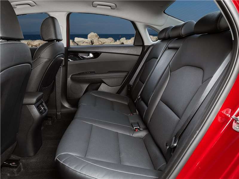 Фото KIA Cerato - На втором ряду на удивление много пространства для ног