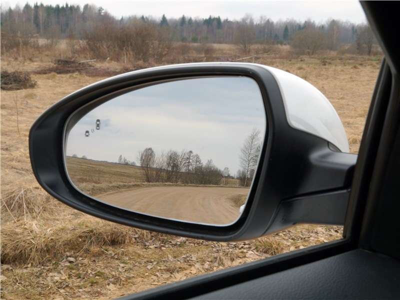 Фото KIA Cerato - Наружные зеркала уменьшены в угоду аэродинамике. Небольшая площадь отражающих элементов компенсируется наличием системы контроля «слепых» зон