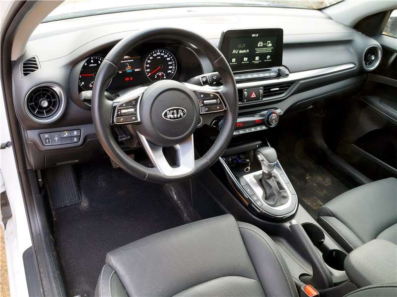 Фото KIA Cerato - Дизайнеры постарались «развести» модели Cerato и CEED, хотя сходство интерьеров осталось