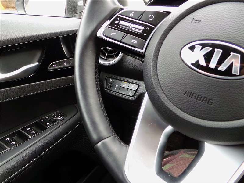 Фото KIA Cerato - Руль у Cerato «прозрачный»: сквозь него видны функциональные кнопки на торпедо слева