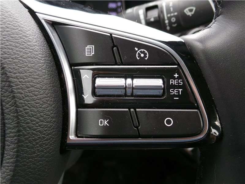 Фото KIA Cerato - На правую спицу вынесены органы управления круиз-контролем и бортовым компьютером