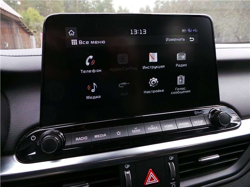 Фото KIA Cerato - Центральный экран только выглядит «торчащим», на самом деле, он расположен оптимально и обзор не закрывает