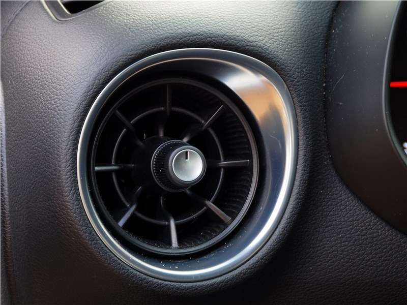 Фото KIA Cerato - Боковые дефлекторы системы вентиляции напоминают двигатели реактивного самолета. Такие элементы украсили бы салон и более дорогой модели