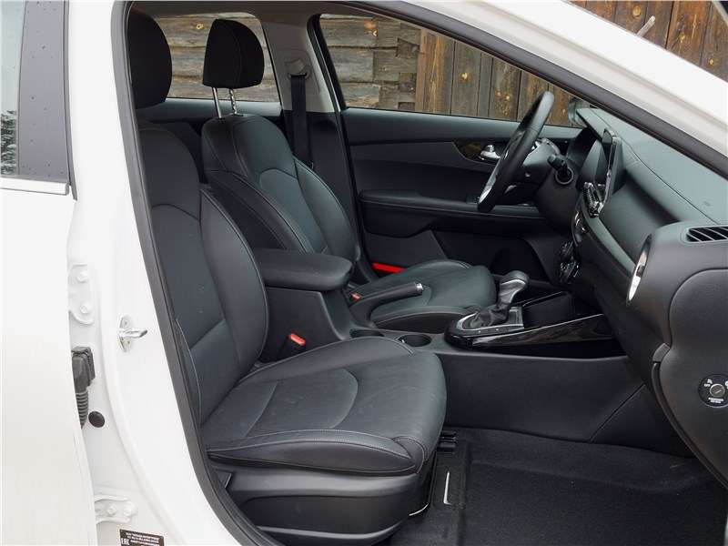 Фото KIA Cerato - О передних креслах — только хорошее, либо ничего. Посадка за рулем оптимальная, настройки тоже