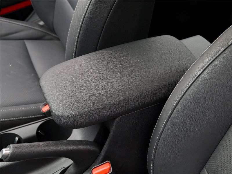 Фото KIA Cerato - Центральный подлокотник — со сдвижной крышкой