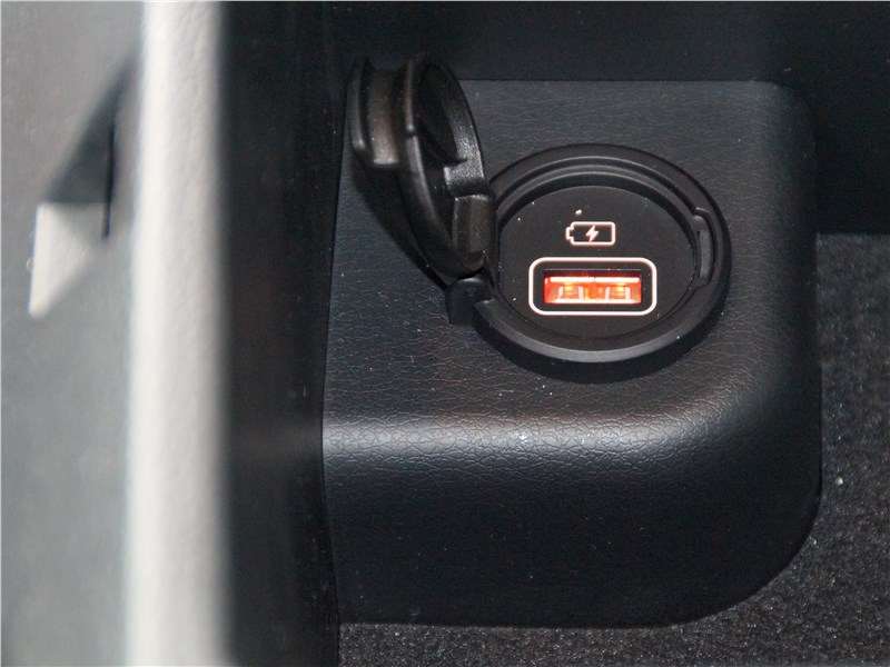 Фото KIA Cerato - Внутри центрального подлокотника — еще один разъем USB