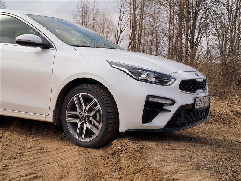 Фото KIA Cerato - Под защитой моторного отсека Cerato — всего около 17 см. Передок автомобиля легко прошел над этим бруствером,... 