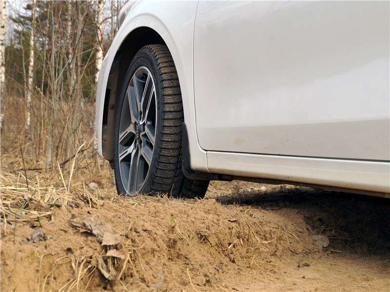 Фото KIA Cerato - ...однако затем автомобиль едва не «сел» на него центральной частью