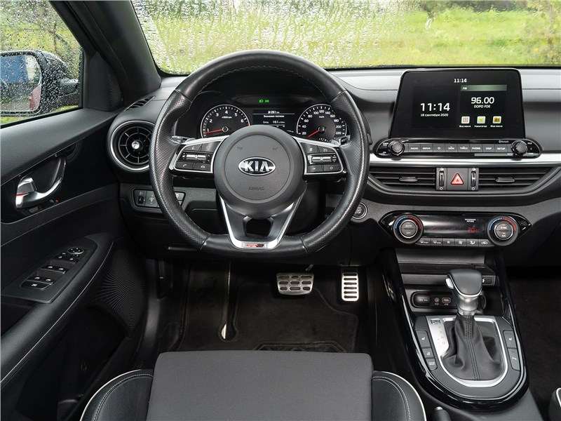 Фото KIA Cerato - Комплектация GT Line отличается усеченным рулем и спортивным антуражем