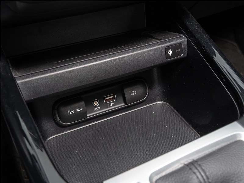 Фото KIA Cerato - Kia Cerato 2019 розетки в нише
