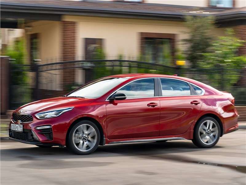 Фото KIA Cerato - Kia Cerato делит платформу с семейством Ceed, но в отличие от последнего сзади применена не «многорычажка», а торсионная балка