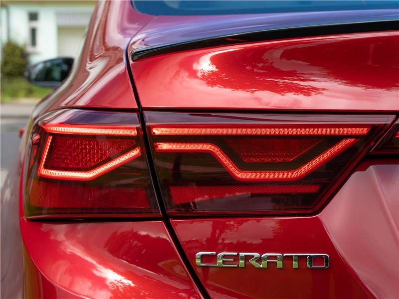 Фото KIA Cerato - Светодиодные фонари объединены отражателем